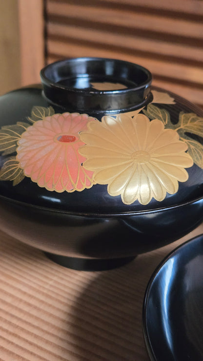 🌼 Set de 5 bols à soupe en résine laquée noir, chrysanthèmes dorés et rose de style maki-e – Suimono-wan avec boîte d’origine 🌼