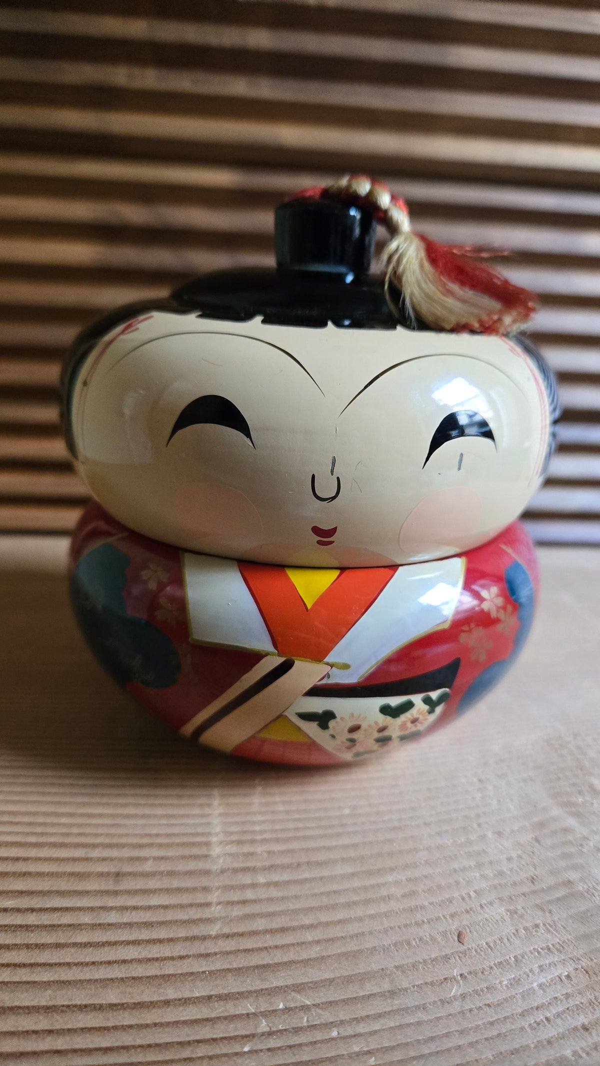 🌸 Boîte kokeshi en résine laquée, visage souriant et kimono rouge fleuri 🌸