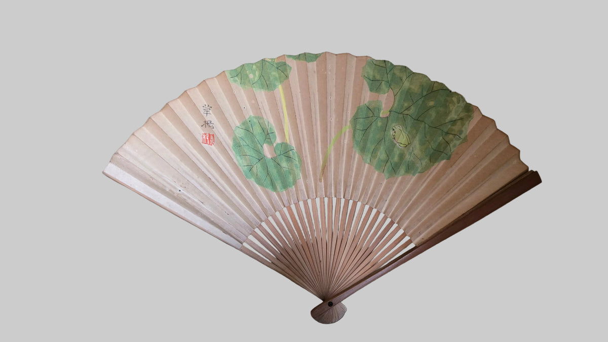 🪭 Éventail pliant japonais peint à la main – grenouille sur feuilles vertes – 23 cm