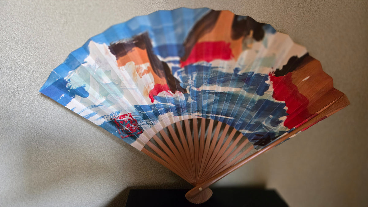 🪭 Éventail pliant japonais à décor abstrait – coups de pinceau bleu, rouge et orangé
