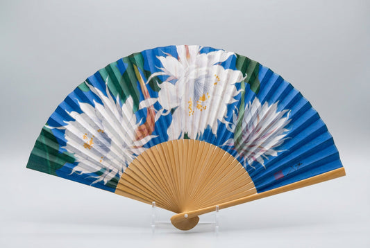 🪭 Éventail pliant japonais peint à la main – grandes fleurs blanches sur fond bleu