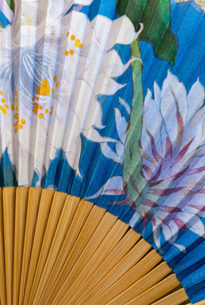 🪭 Éventail pliant japonais peint à la main – grandes fleurs blanches sur fond bleu