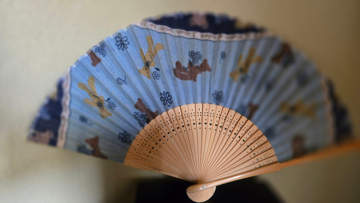 🪭 Éventail pliant japonais en tissu – oursons en peluche et fleurs sur fond bleu clair