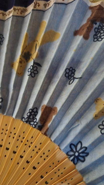 🪭 Éventail pliant japonais en tissu – oursons en peluche et fleurs sur fond bleu clair
