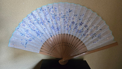 🪭 Éventail pliant japonais en tissu – fleurs de cerisier bleu-violet, lames de bambou ajourées