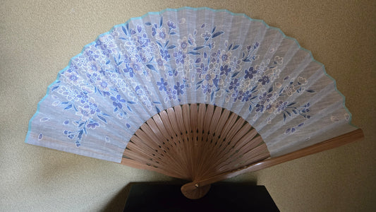 🪭 Éventail pliant japonais en tissu – fleurs de cerisier bleu-violet, lames de bambou ajourées