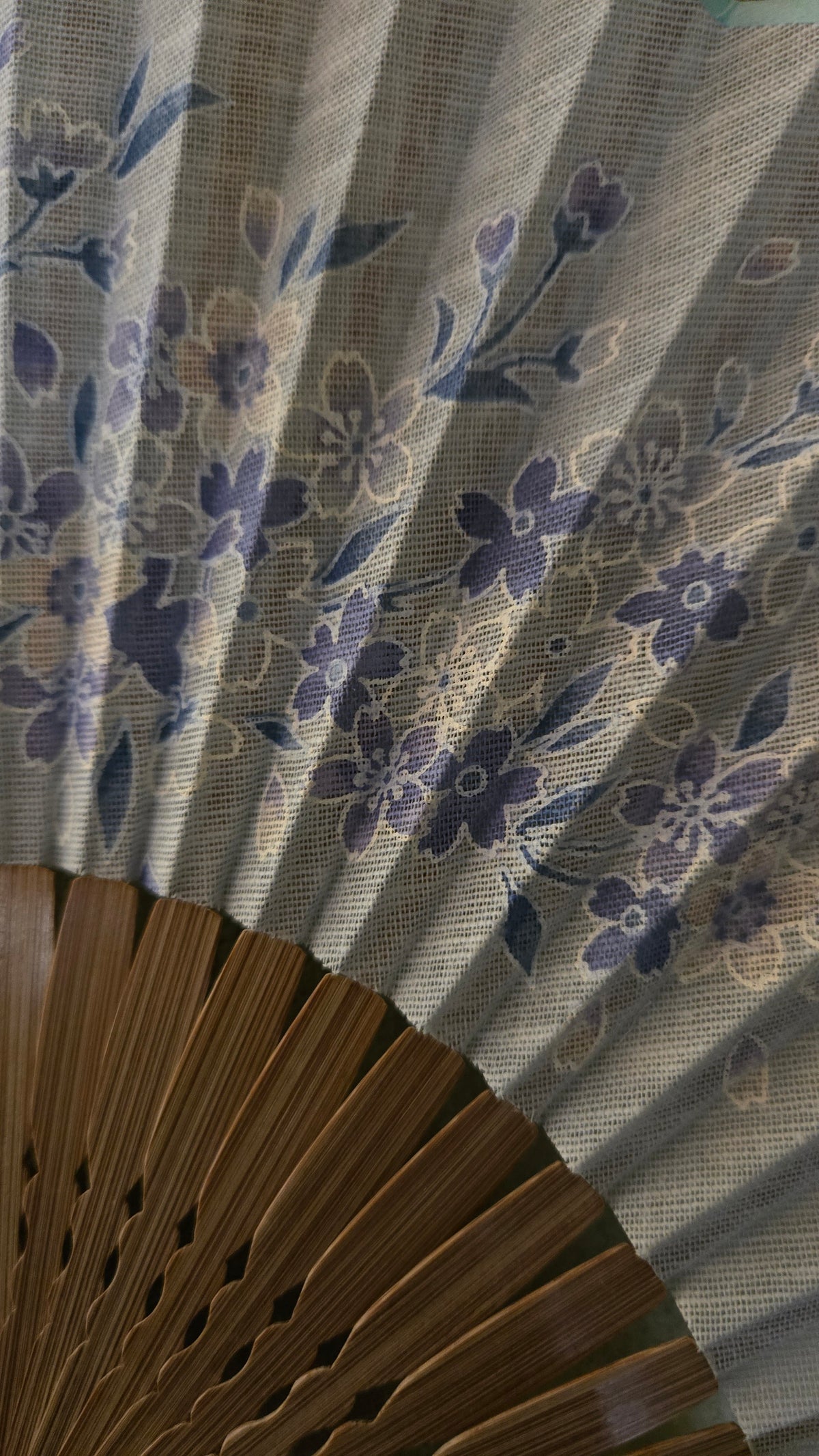 🪭 Éventail pliant japonais en tissu – fleurs de cerisier bleu-violet, lames de bambou ajourées