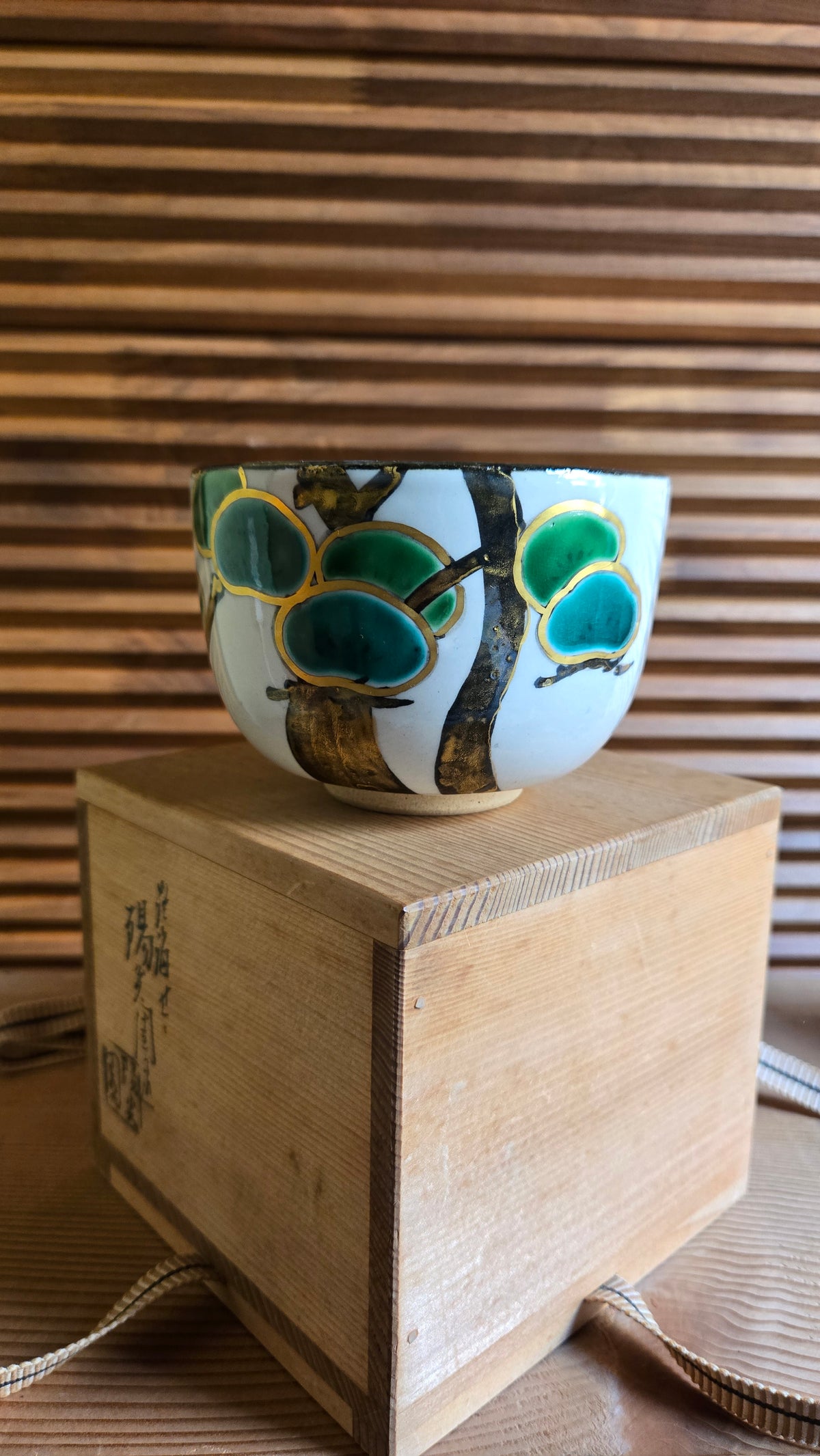 🍵 Chawan japonais Zeze-yaki (膳所焼) peint à la main – pins verts et or, avec boîte en bois