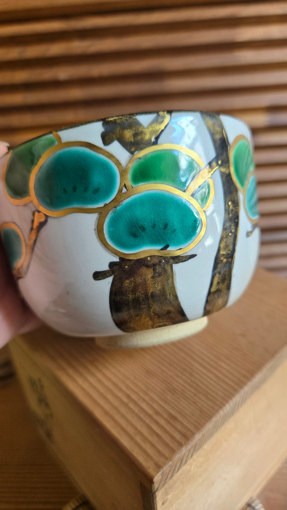 🍵 Chawan japonais Zeze-yaki (膳所焼) peint à la main – pins verts et or, avec boîte en bois