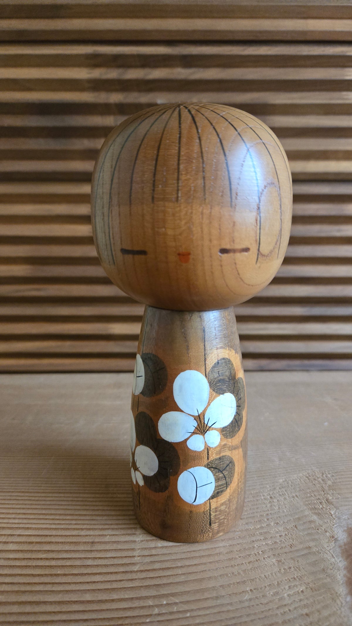 🌸 Kokeshi sōsaku aux fleurs blanches