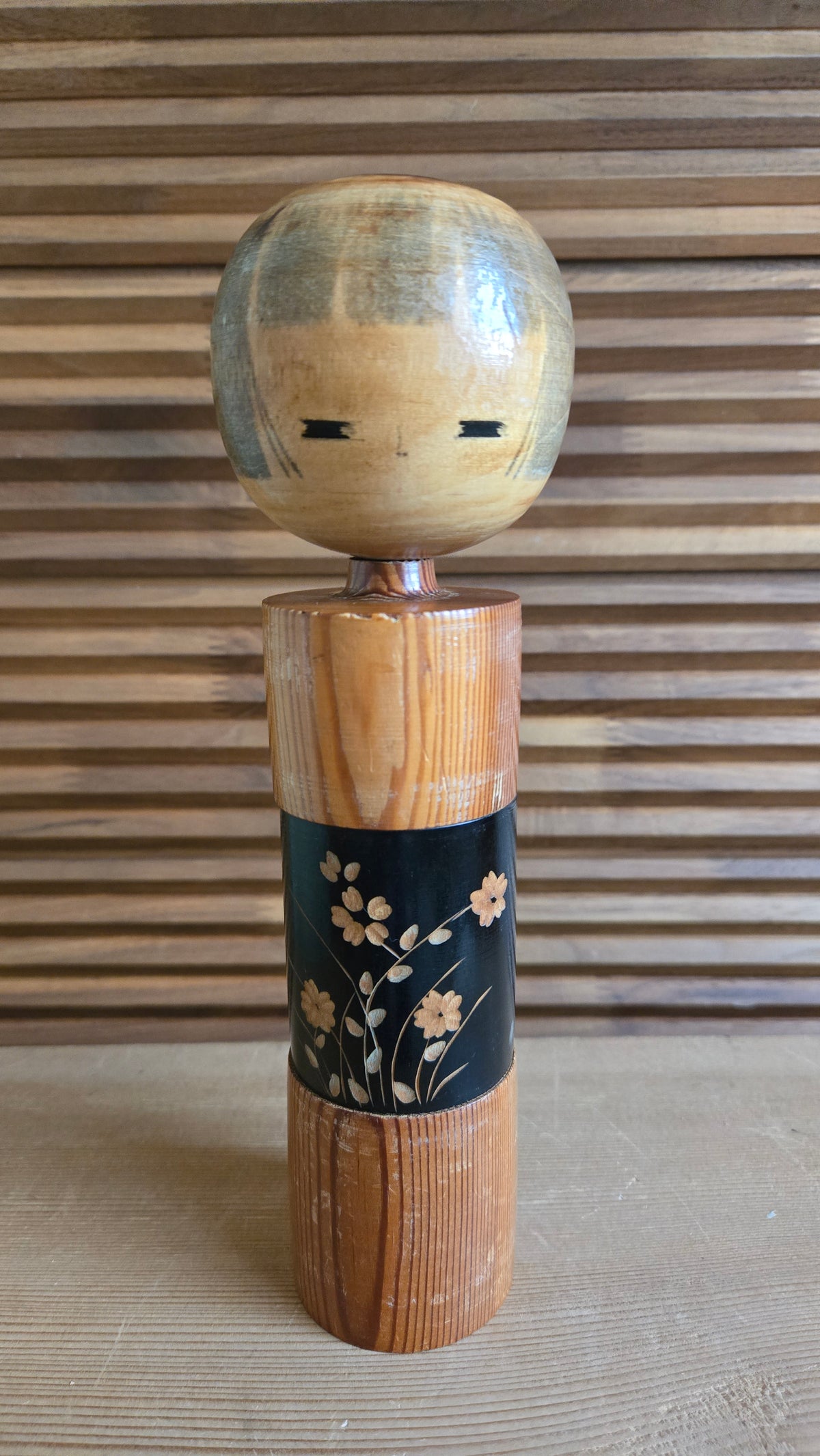 🌼 Kokeshi sōsaku à la ceinture noire fleurie – Cheveux argentés