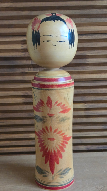 🎎 Kokeshi traditionnelle Naruko – chrysanthème rouge, signée - 30 cm