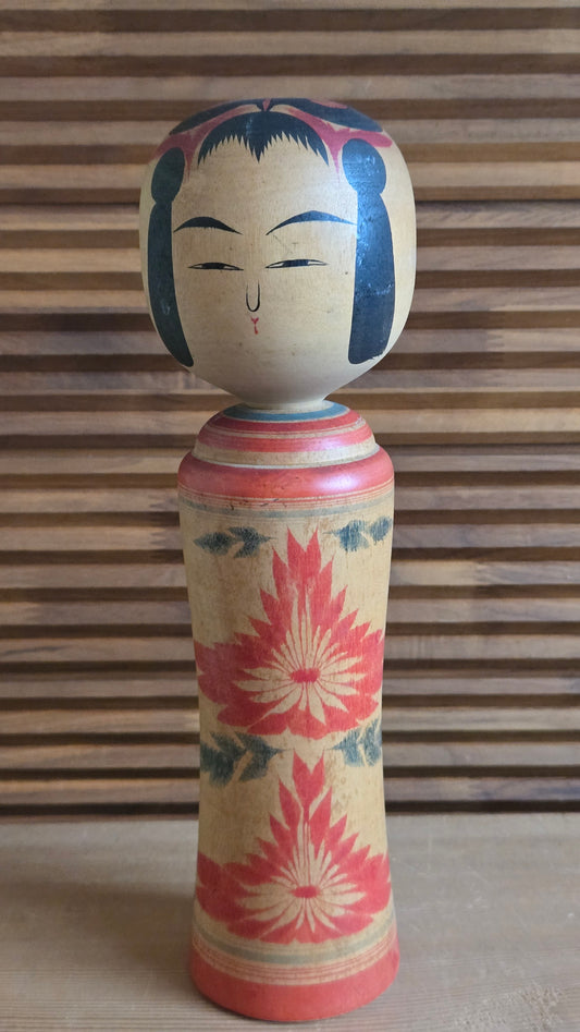 🪆 Kokeshi traditionnelle de style Naruko (鳴子) – chrysanthèmes rouges