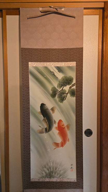 🎏 Kakejiku (rouleau suspendu) – Couple de carpes koï remontant une cascade, branche de pin