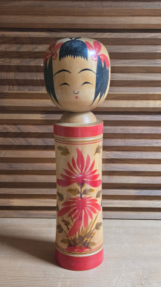 🎎 Kokeshi traditionnelle Naruko – chrysanthèmes rouges