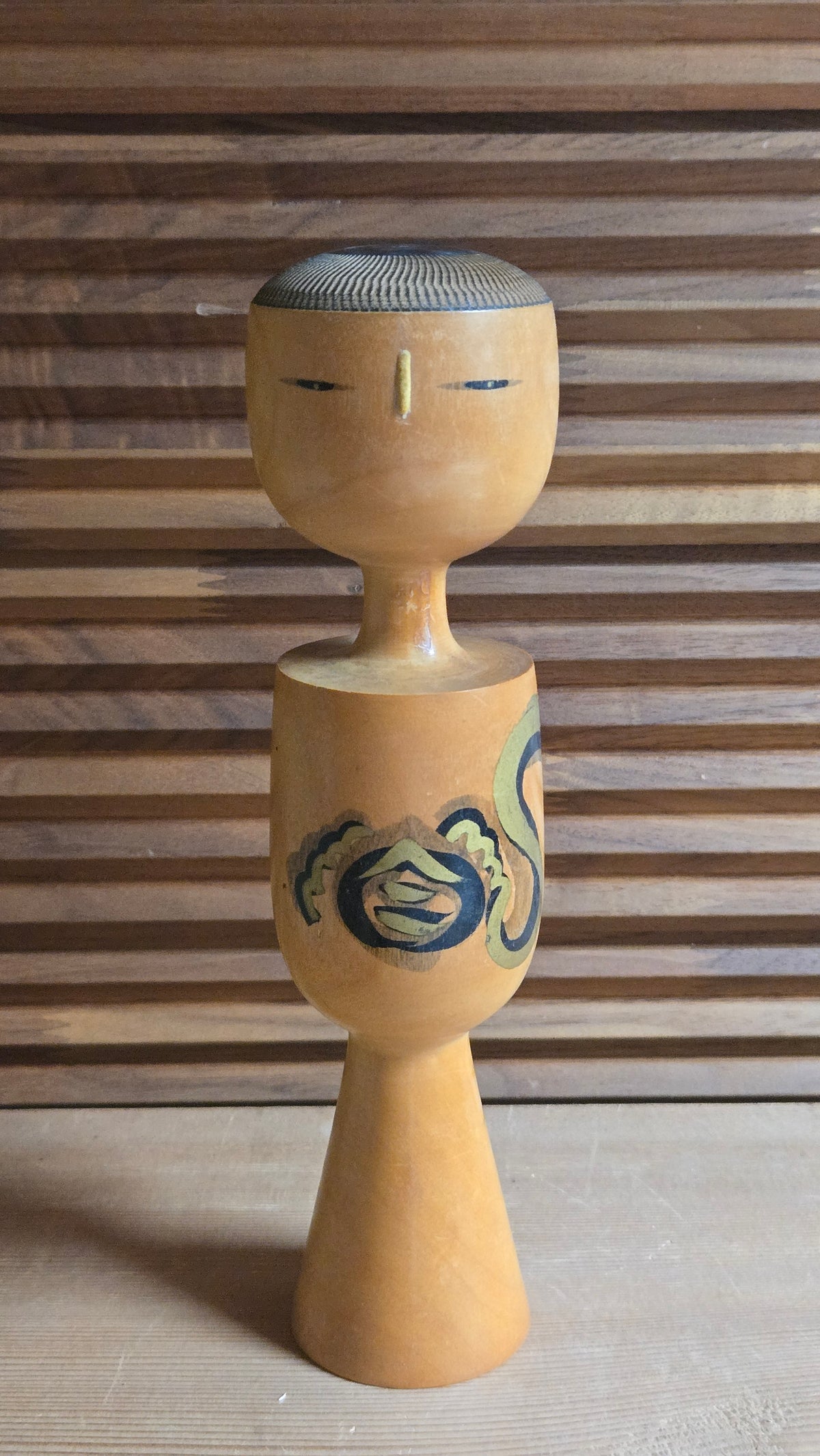 🎎 Kokeshi sōsaku de Naruko – tête en coupe, cheveux striés, fleur stylisée noir et or