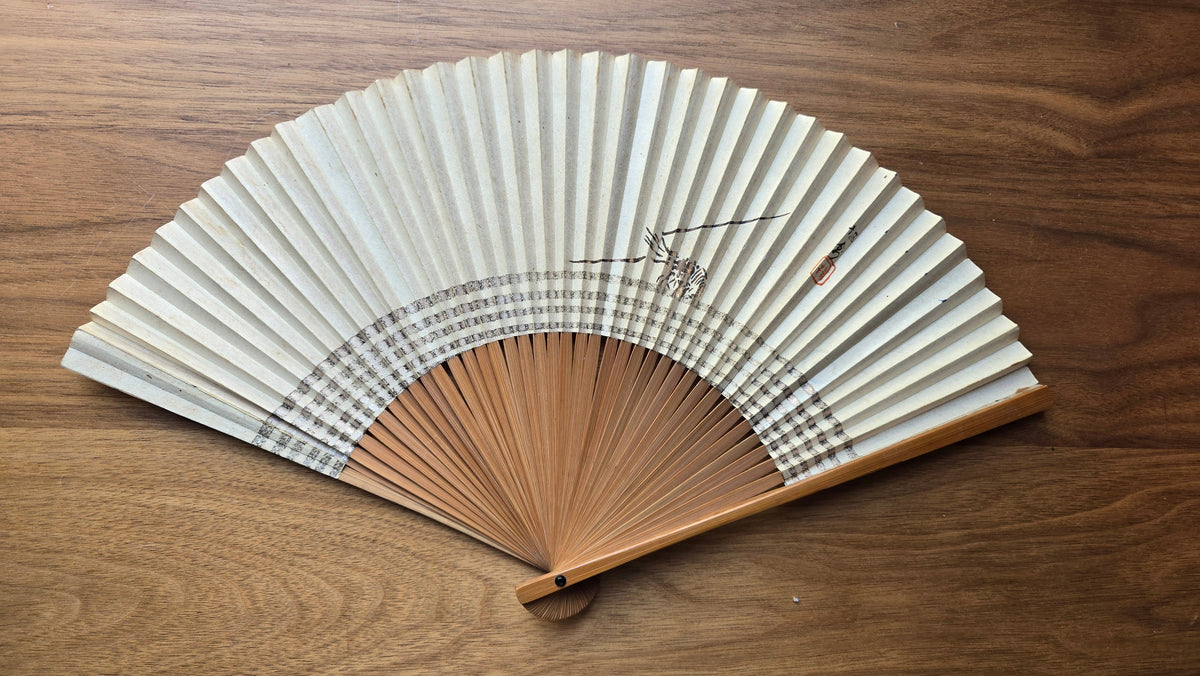 🪭 Éventail japonais ancien « sensu » en bambou et papier washi – grue et décor argenté