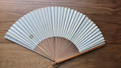 🪭 Éventail japonais ancien « sensu » en bambou et papier washi – grue et décor argenté