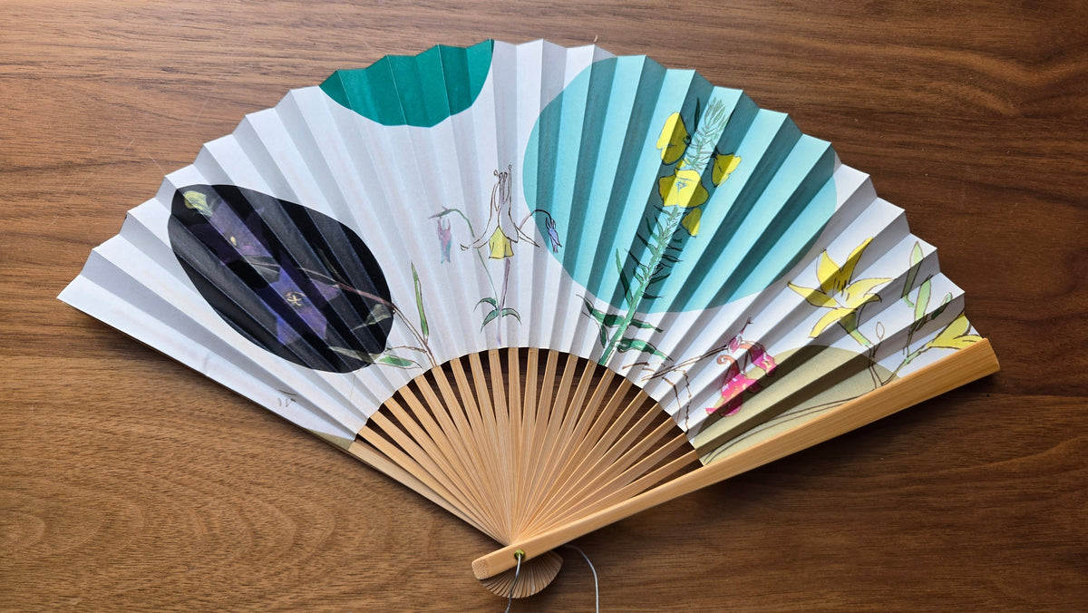 🪭 Éventail japonais « sensu » en bambou et papier – fleurs peintes et aplats de couleur