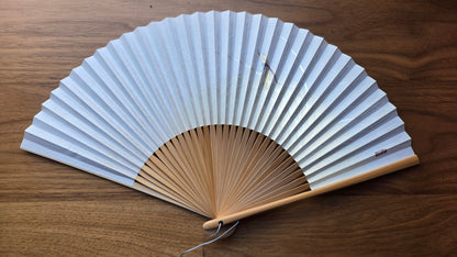 🪭 Éventail japonais « sensu » en bambou et papier nacré – libellule peinte à la main