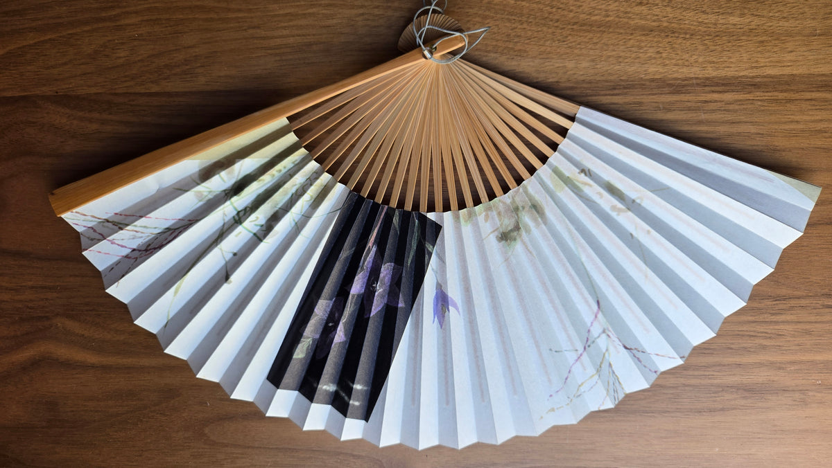 🪭 Éventail japonais « sensu » en bambou et papier – campanules et herbes d’automne