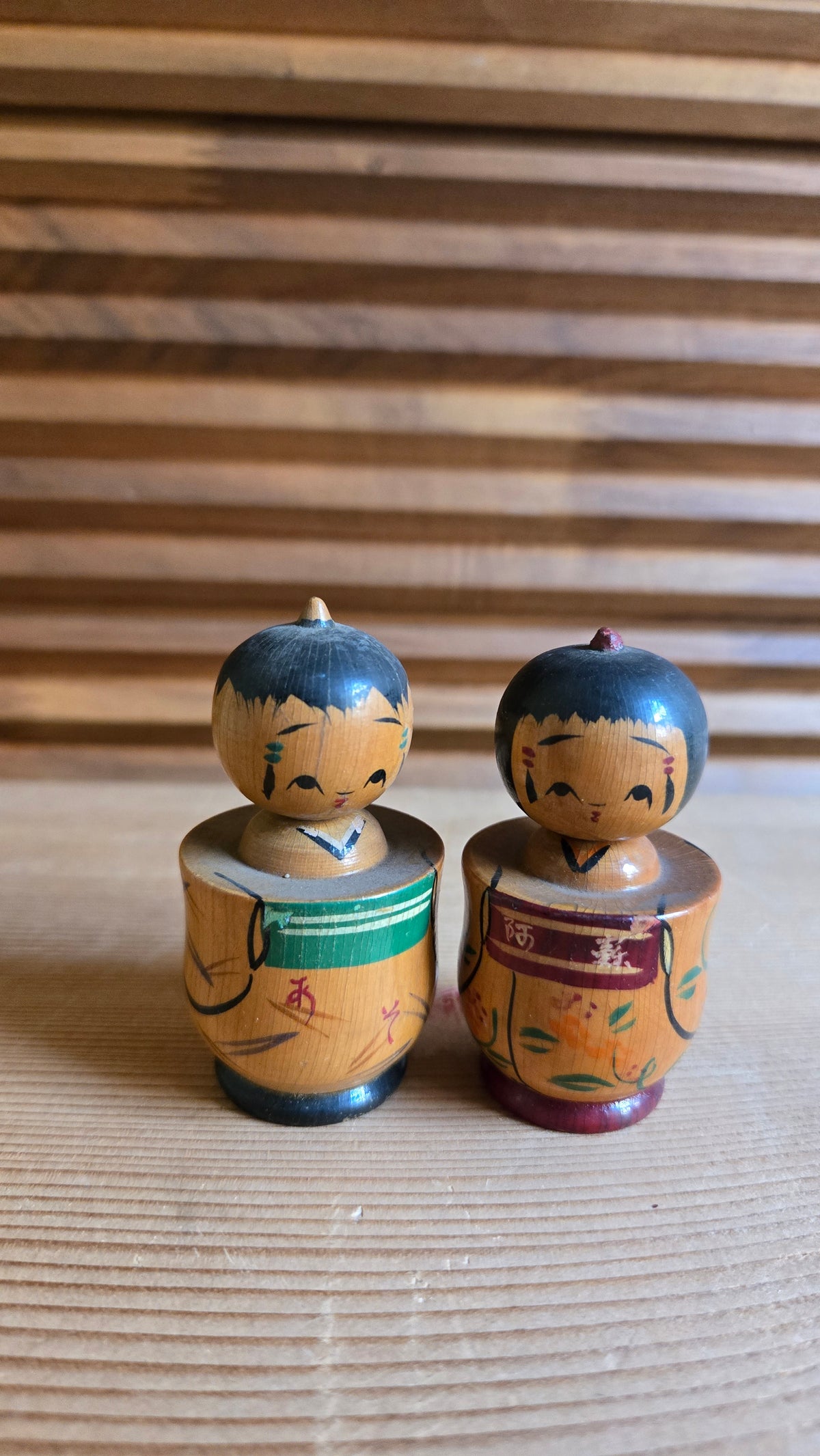 🎎 Couple de kokeshi miniatures « Aso » – deux petites kokeshi vintage peintes à la main