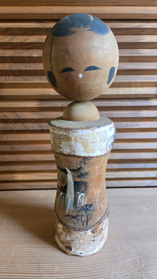 🎎 Kokeshi vintage de 25 cm – corps en écorce de bouleau et paysage de cascade peint à la main