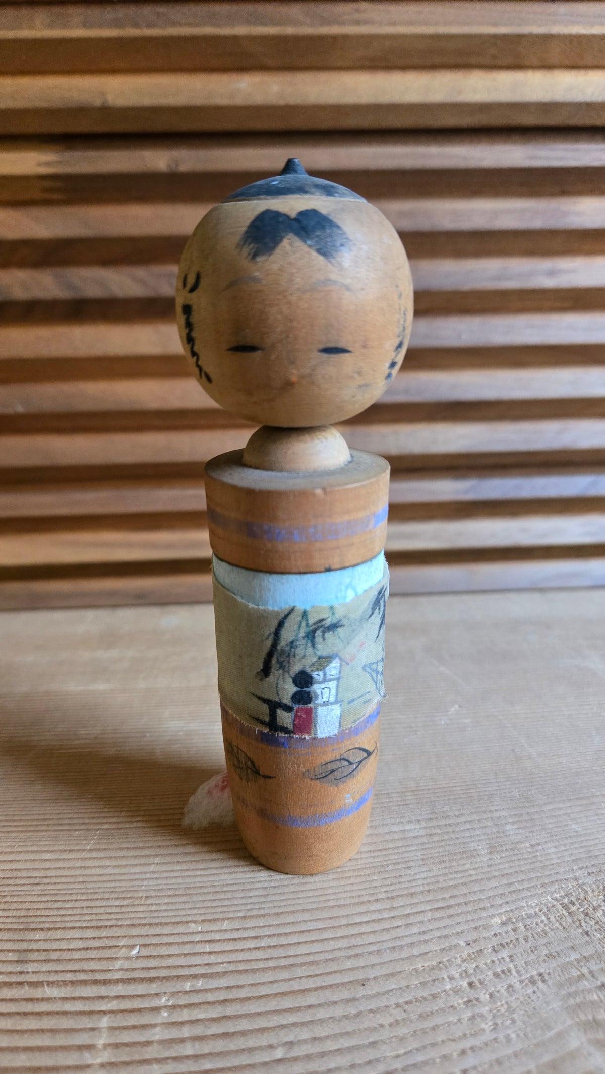 🎎 Kokeshi vintage de 15 cm – obi en tissu peint d’une scène de village