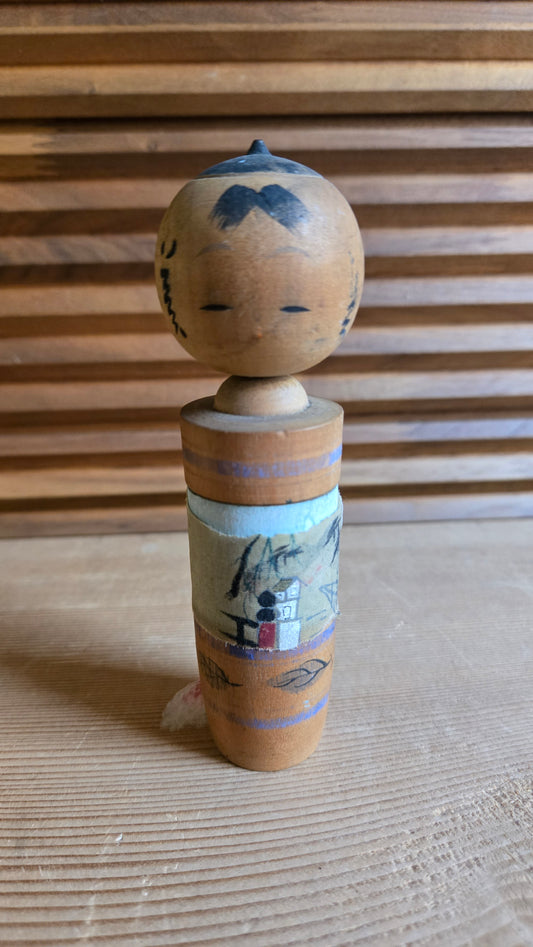 🎎 Kokeshi vintage de 15 cm – obi en tissu peint d’une scène de village