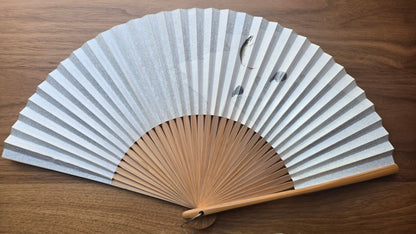 🐟 Éventail japonais en bambou et papier – petit poisson d’eau vive et galets, encre sur papier texturé