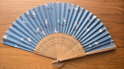 🐇 Éventail japonais en bambou et tissu bleu – lapins de la lune et herbes d’automne, brins ajourés