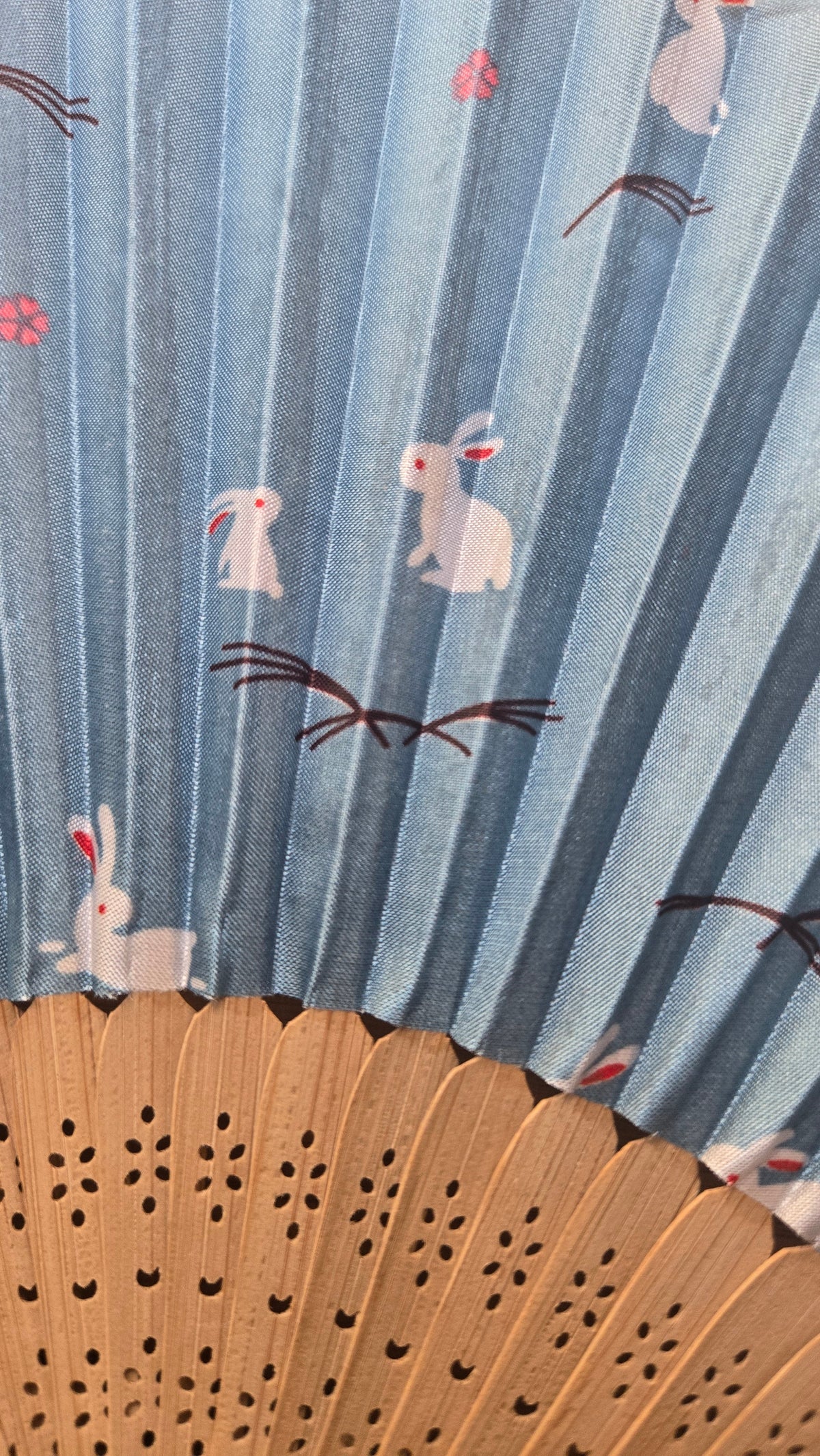 🐇 Éventail japonais en bambou et tissu bleu – lapins de la lune et herbes d’automne, brins ajourés