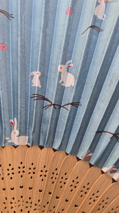 🐇 Éventail japonais en bambou et tissu bleu – lapins de la lune et herbes d’automne, brins ajourés
