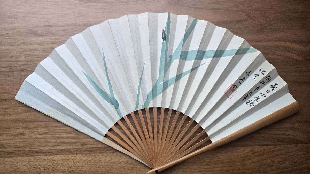 🪭 Éventail japonais commémoratif en bambou et papier – luciole sur feuilles de roseau, calligraphie et sceau rouge