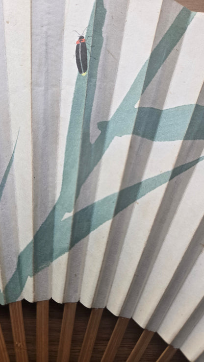 🪭 Éventail japonais commémoratif en bambou et papier – luciole sur feuilles de roseau, calligraphie et sceau rouge