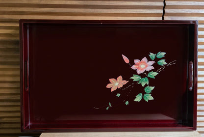 🍂 Plateau japonais en bois laqué rouge bordeaux – fleurs de clématite dorées, poignées ajourées