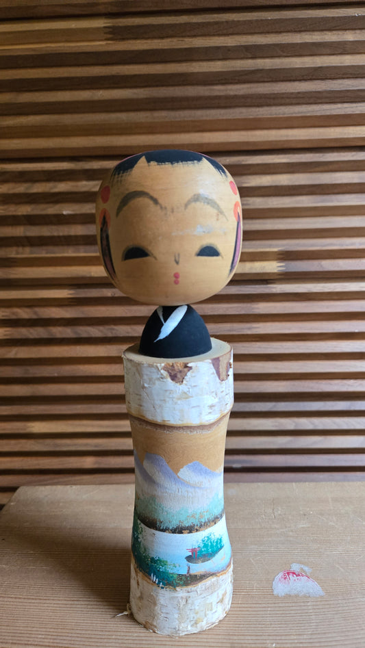 🎎 Kokeshi créative (sōsaku) en bois et écorce de bouleau – paysage de montagnes et torii sur l’eau