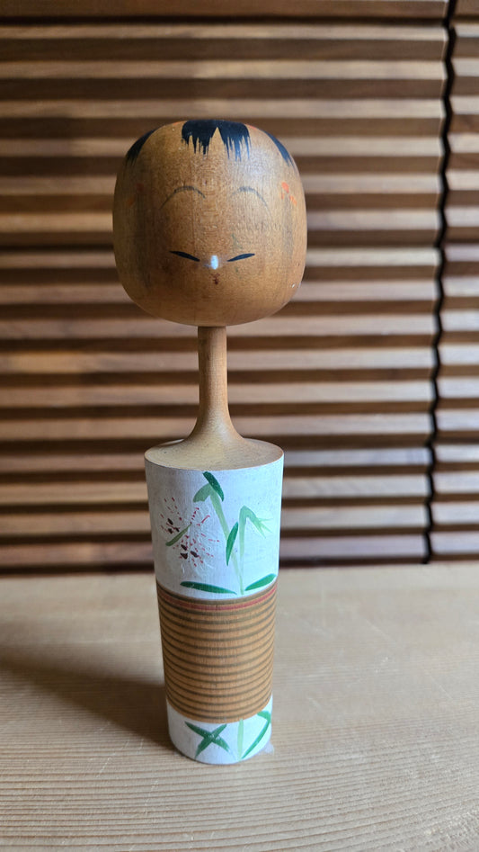 🎎 Kokeshi créative (sōsaku) à long cou – tige de bambou et lis tigré peints, obi en bois rayé