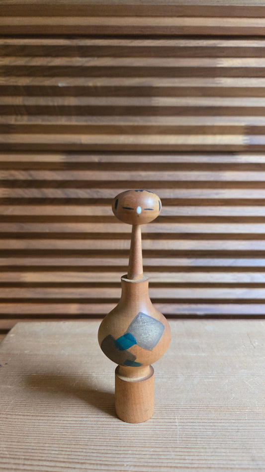 🎎 Kokeshi créative (sōsaku) moderniste en bois – silhouette en gourde, long cou et touches géométriques bleu-vert et dorées