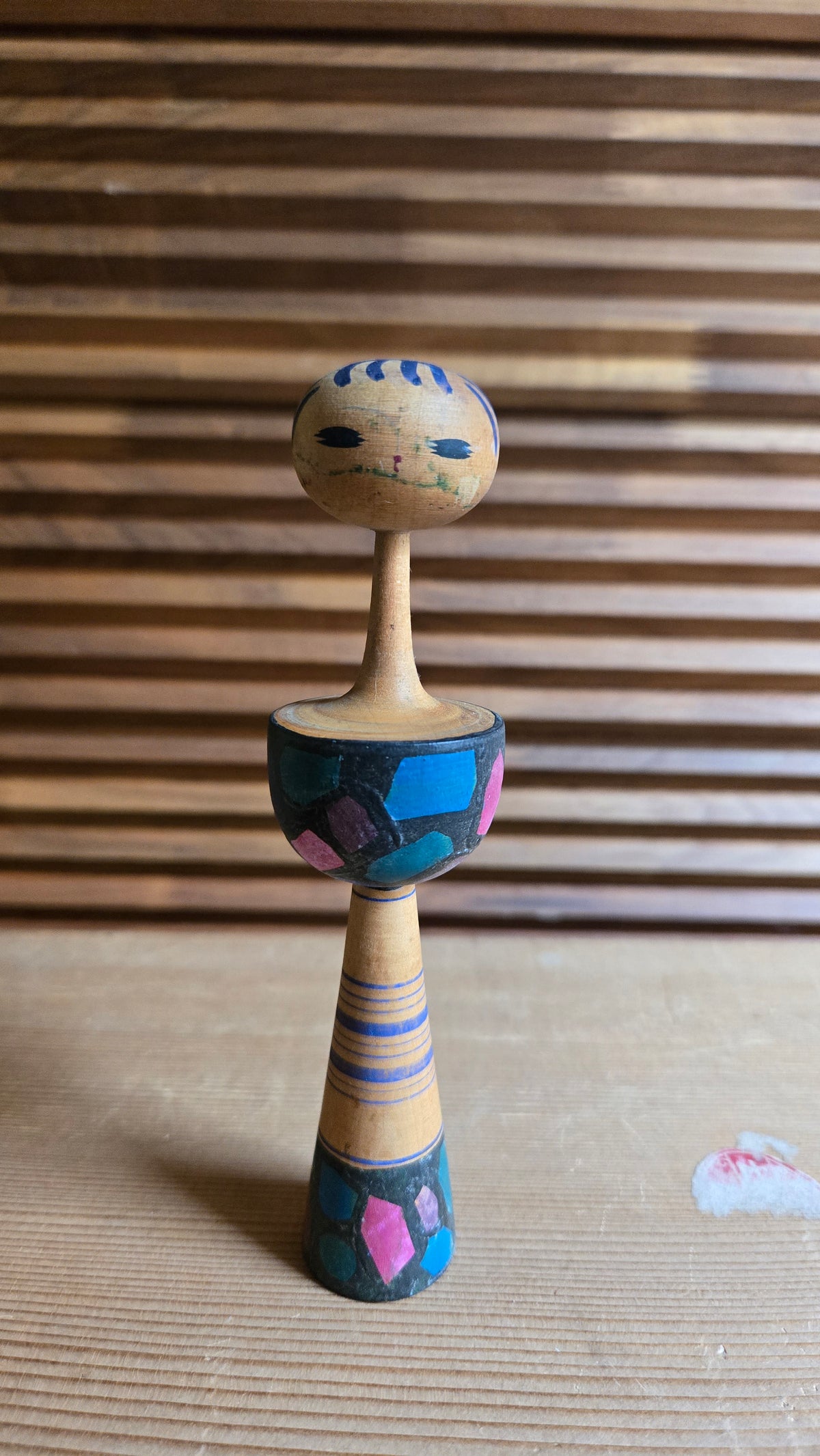 🎎 Petite kokeshi créative (sōsaku) en bois – décor en mosaïque bleu, rose et vert, long cou et tête ronde