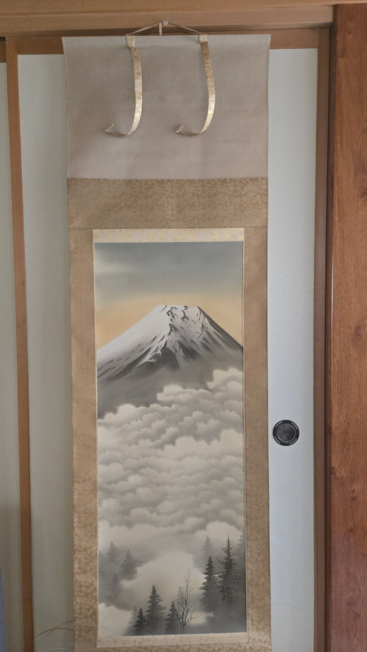 🗻 Kakejiku « Mont Fuji au-dessus des nuages » – Peinture à l’encre sur rouleau, boîte d’origine