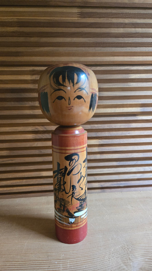 🎎 Kokeshi sōsaku peinte à la main – Paysage au temple et calligraphie, signée