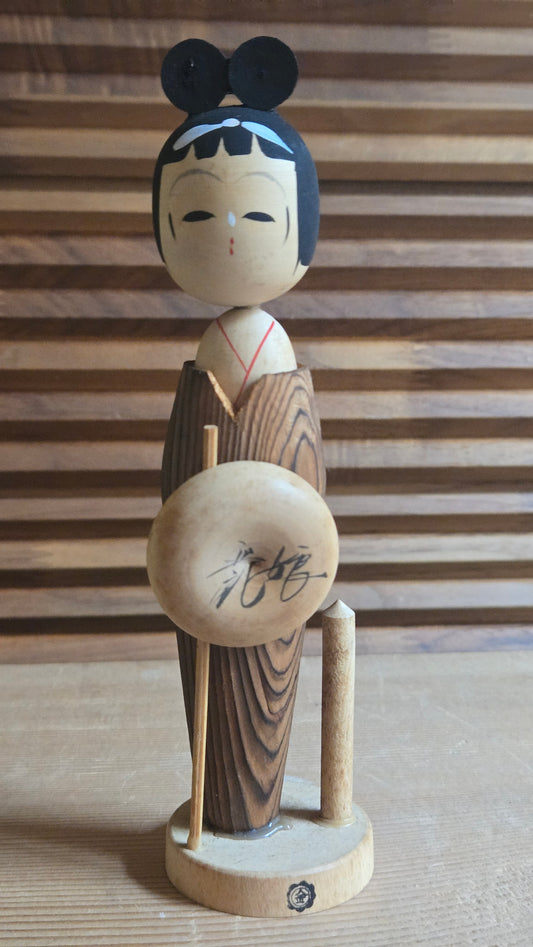 🎎 Kokeshi sōsaku sur socle – Jeune femme au grand chapeau et bâton de marche
