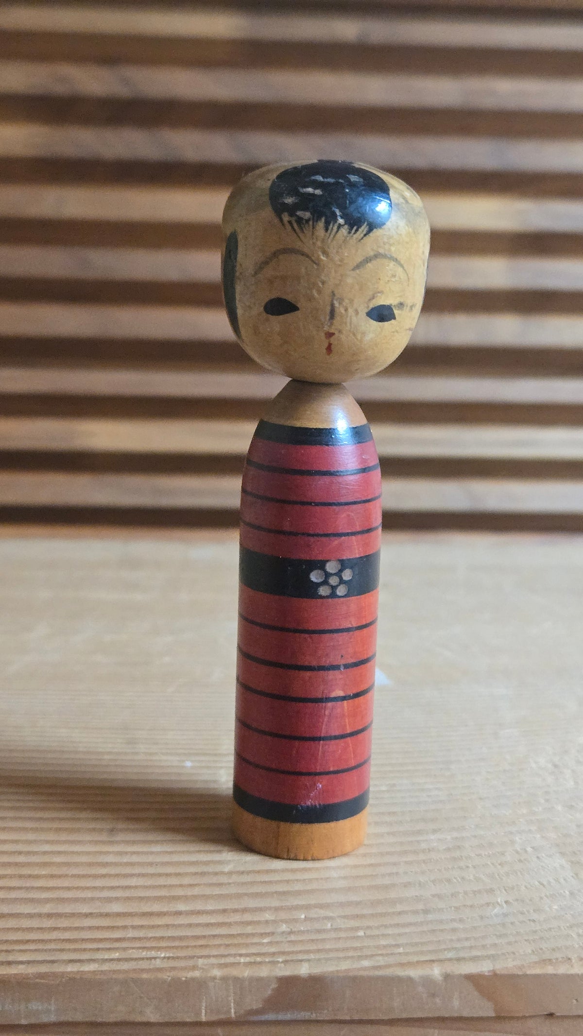🎎 Petite kokeshi en bois tourné – Kimono rouge rayé et obi fleuri