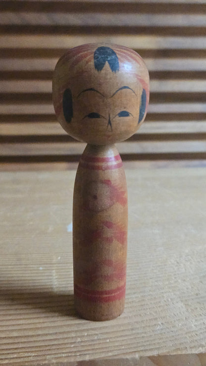 🎎 Petite kokeshi en bois tourné – Motif rouge estompé, signée sous la base