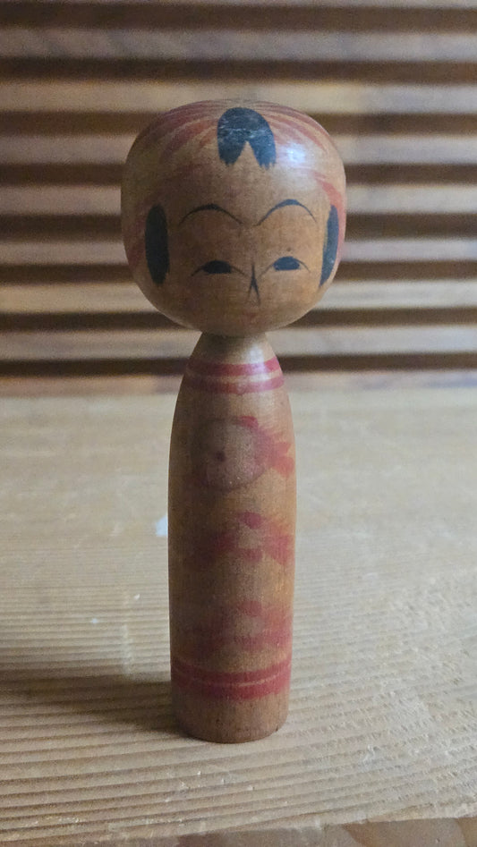 🎎 Petite kokeshi en bois tourné – Motif rouge estompé, signée sous la base