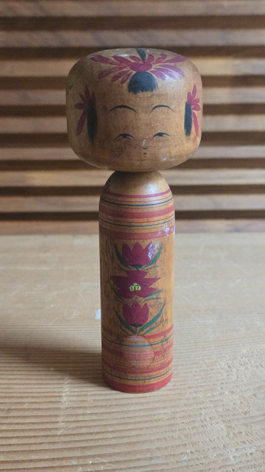 🎎 Kokeshi en bois tourné – Fleurs rouges peintes et lignes tournées