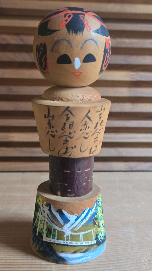 🎎 Kokeshi souvenir de Kamikōchi – Paysage de montagne et pont, poème calligraphié, écorce