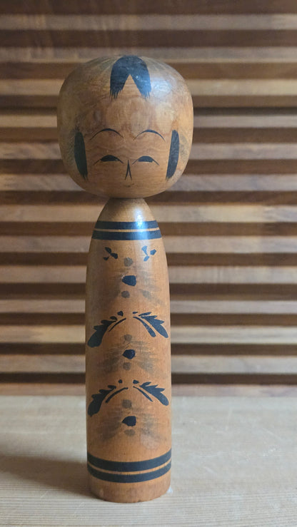 🎎 Kokeshi en bois tourné – Décor noir de feuillages et lignes, signée sous la base