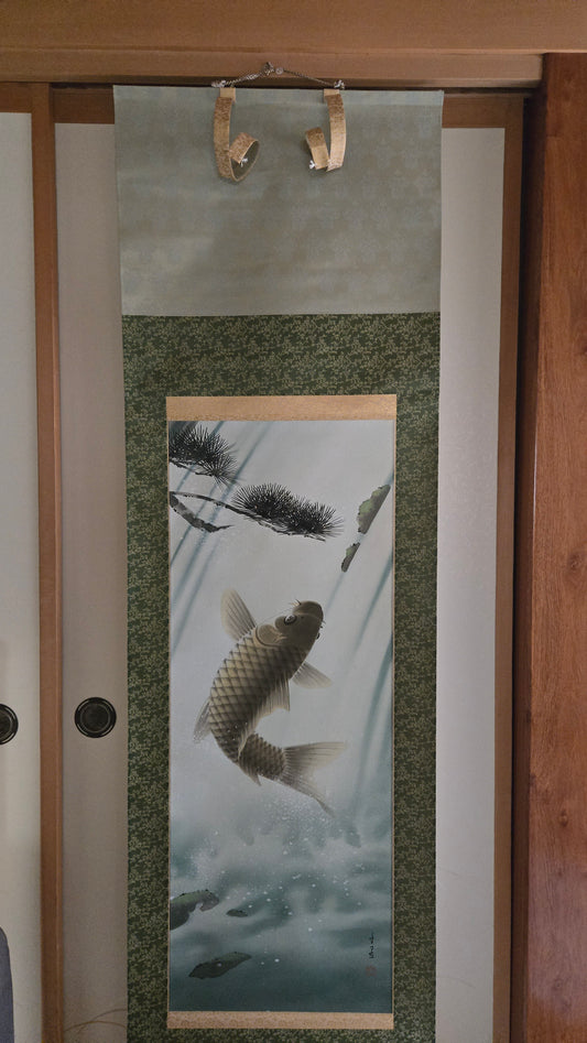 🐟 Kakejiku ancien : carpe remontant la cascade (滝昇り鯉), pin et eaux vives, peinture signée, avec boîte en bois